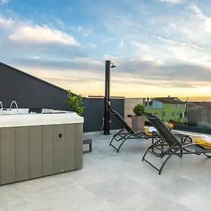 Apartment 88 - Rooftop Jacuzzi & Terrace, Zadar
